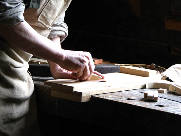 Nacemos de la influencia y formación  heredada en el sector de la <strong>carpintería de madera y ebanistería  en Cornellà del Terri.</strong>